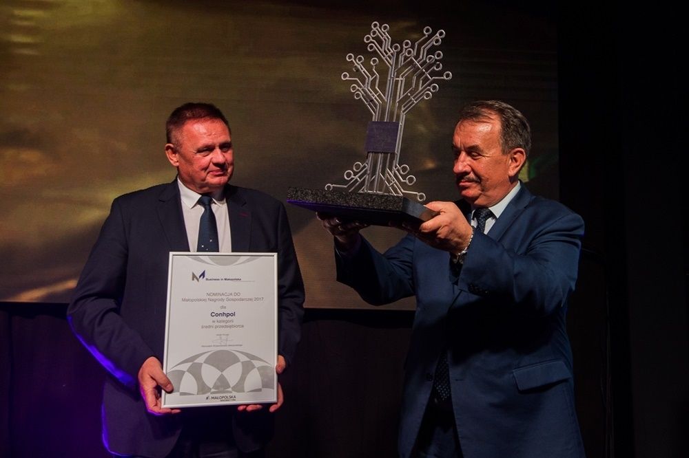 Marszałek Wojciech Kozak wręcza statuetkę Nagrody Gospodraczej